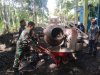 Babinsa bersama masyarakat melaksanakan pengecoran jalan desa