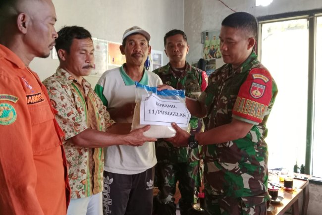 Upaya Kemanusiaan Babinsa Koramil 11 Punggelan Bantu Korban Bencana