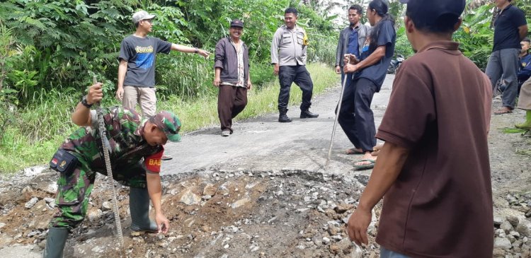 Babinsa Tinjau Langsung ke Lapangan Jalan Patah dan Amblas
