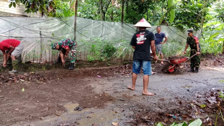 Ciptakan Lingkungan Bersih, Babinsa Koramil 11/Punggelan Kerja Bakti Bersama Warga 