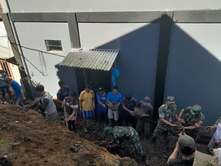 Koramil bahu-membahu bersama masyarakat melaksanakan kerja bakti