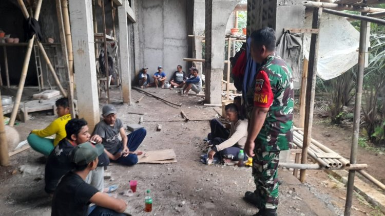 Babinsa Bangun Kekompakan Melalui Komsos Bersama Warga Kutayasa