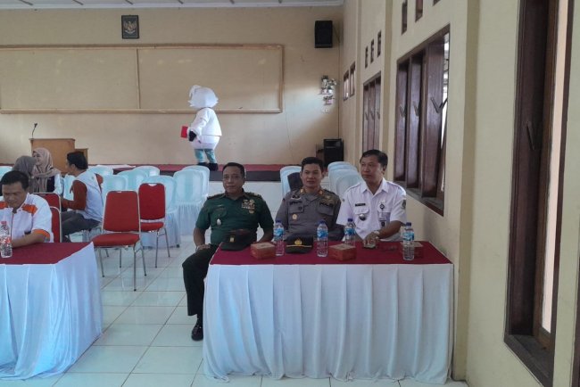 Danramil 04 Karangkobar Edukasi Masyarakat tentang Penggunaan Aplikasi Sirekap