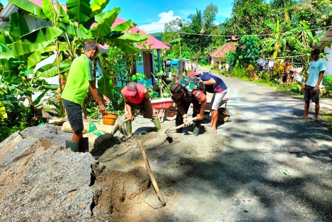 Kebersamaan Babinsa dan Warga Bersatu Lawan Dampak Tanah Longsor