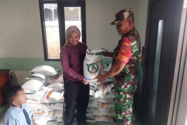 Babinsa Koramil 04 Karangkobar Bantu Distribusi Bantuan Pangan Bulog