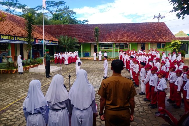 Babinsa Serka Masrur Motivator dan Pembina Upacara di SD Negeri 1 Pagedongan