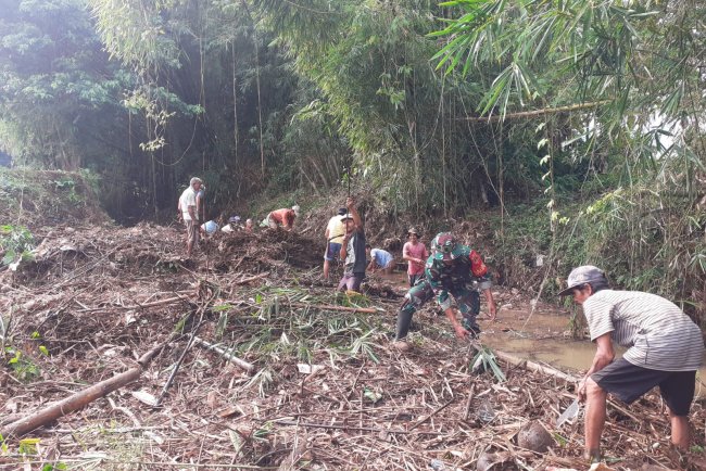 Babinsa Bersama Warga Peduli Lingkungan