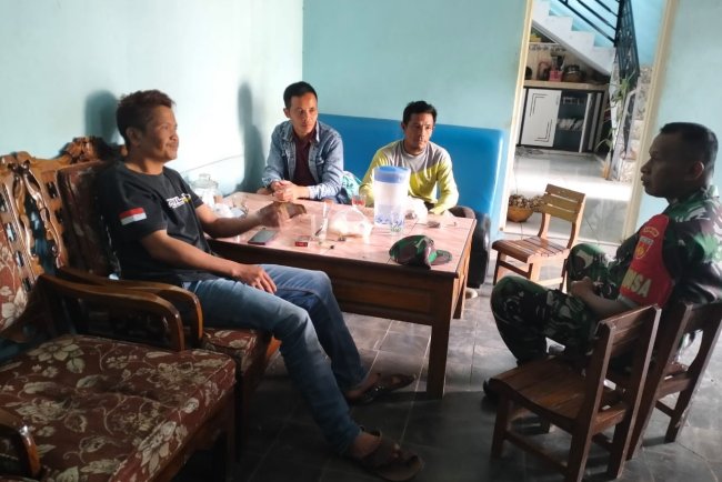 Menjalin Silaturahmi Babinsa Koramil 16 Pejawaran Komsos dengan Masyarakat