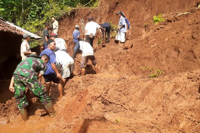 Serda Sahono Babinsa yang Berperan Aktif dalam Penanganan Bencana