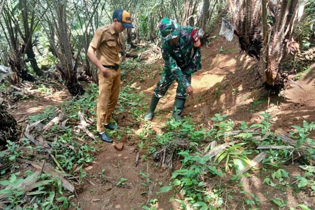 Babinsa Koramil 14 Madukara Tinjau Bencana Alam Tanah Amblas