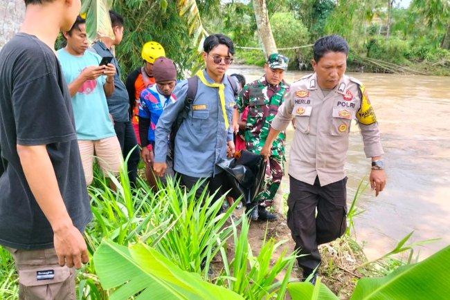 Peran Babinsa dalam Evakuasi Korban Hanyut