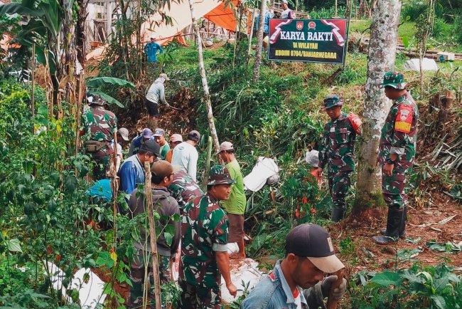 Kerja Bakti Babinsa dan Masyarakat Bangun Jalan Usaha Tani
