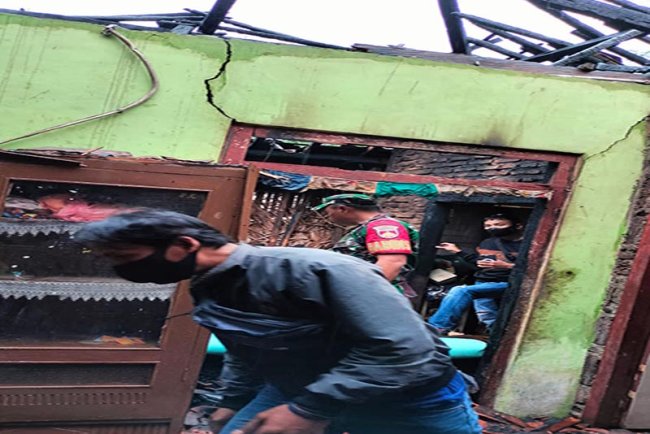 Serma Aris Kurnianto Bantu Padamkan Kebakaran Rumah Warga