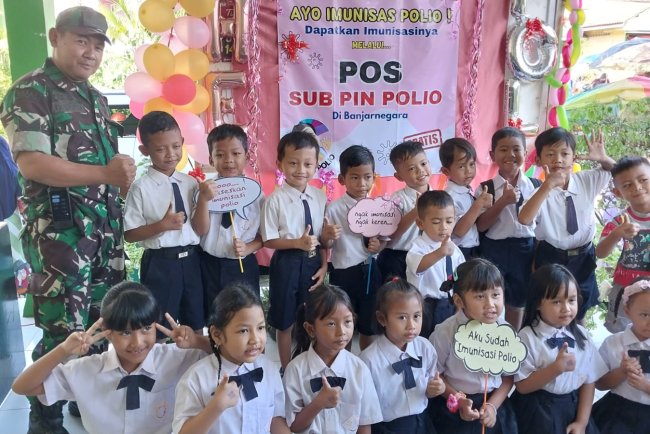 Suksesnya Imunisasi Tahap Dua Babinsa Dampingi Pemberian Vaksin Polio