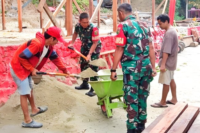 Tingkatkan Ekonomi Masyarakat Babinsa Sentani Gotong Royong Bangun Koperasi Unit Desa