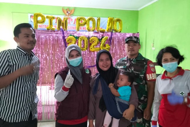 Peduli Kesehatan Anak anak Babinsa Koramil 11 Punggelan Dampingi Kegiatan Sub Pin Polio