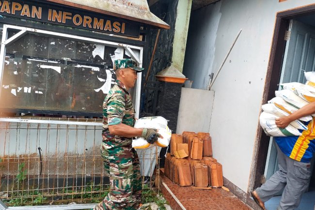 Seluruh Babinsa Monitoring Pendistribusian Beras Bulog