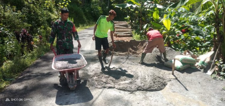 Gotong Royong Sejati Babinsa Bantu Plester Dapur Rumah Hunian