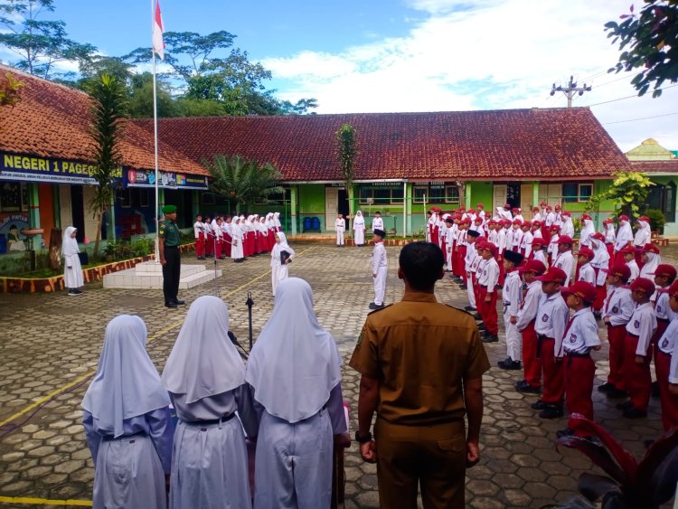 Babinsa Serka Masrur Motivator dan Pembina Upacara di SD Negeri 1 Pagedongan
