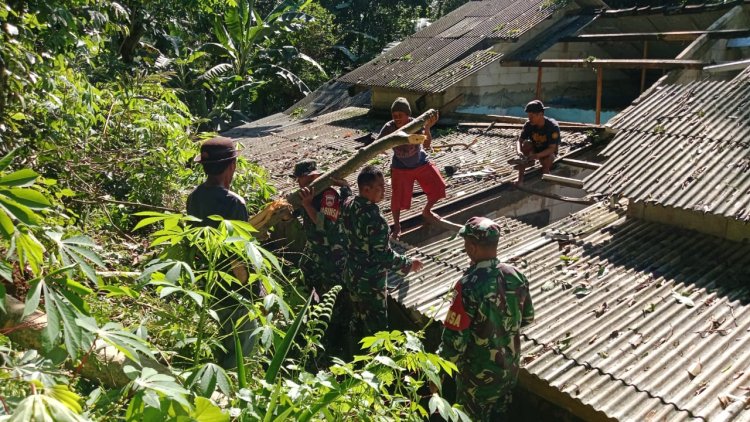 Koramil 11/Punggelan Bersama Warga Laksanakan Karya Bakti di Desa Tanjungtirta