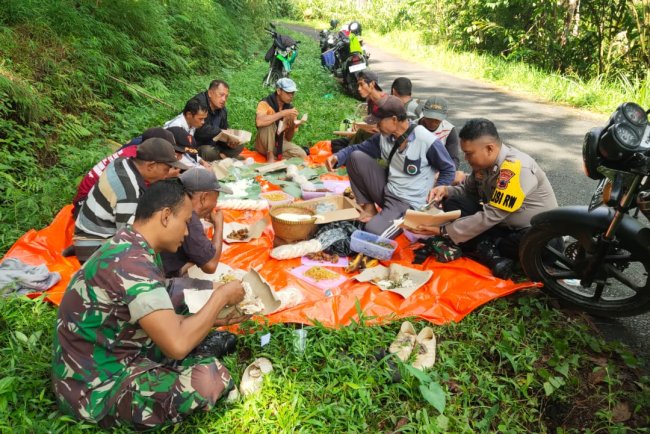 Babinsa Desa Tlaga Sertai Doa Bersama Perhutani dalam Tebangan Pohon Pinus
