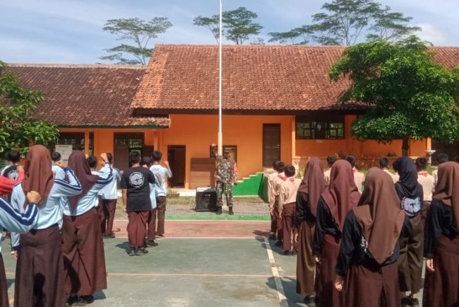 Pendidikan Karakter dan Kebangsaan oleh Babinsa di SMPN 3 Banjarnegara