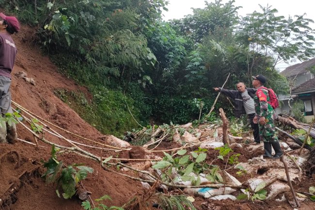 Babinsa Serka Supomo dan Sertu Zunianto Pengecekan Lokasi Longsor