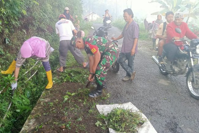 Gotong Royong Babinsa dan Masyarakat Bersihkan Lingkungan Karangkobar