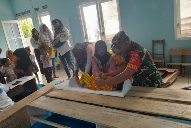 Babinsa Koramil Karangkobar Dukung Posyandu Balita
