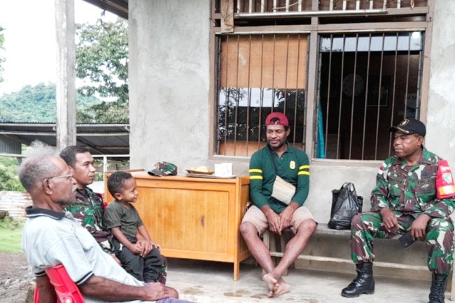 Pelihara Toleransi Beragama Warga Kampung Ambora, Sertu Rumayom Ajak Warganya Saling Menghormati