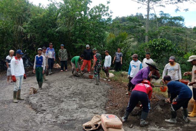 Gotong Royong Perbaiki Jalan Babinsa dan Warga Karangkobar Beraksi