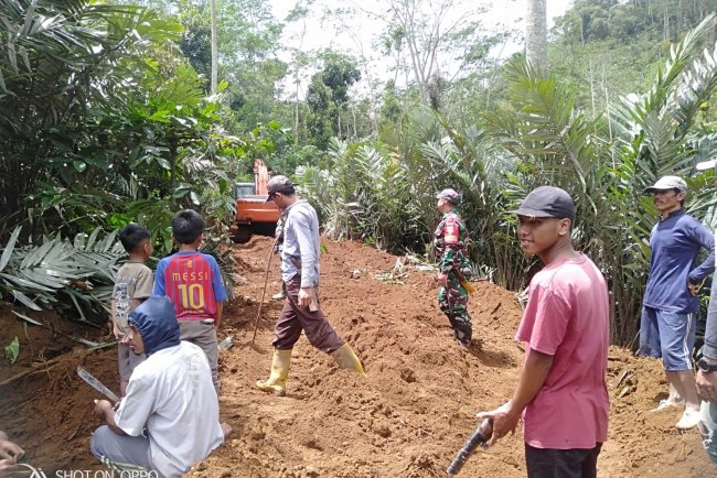 Babinsa Pantau Pembuatan Jalan Baru Desa Suwidak ke desa Bantar