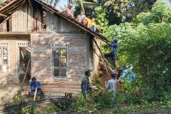 Peran Babinsa dalam Gotong Royong Perbaikan Rumah Warga