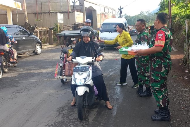 Persit KCK Ranting 5 Karangkobar Bagikan Takjil Jelang Berbuka Puasa