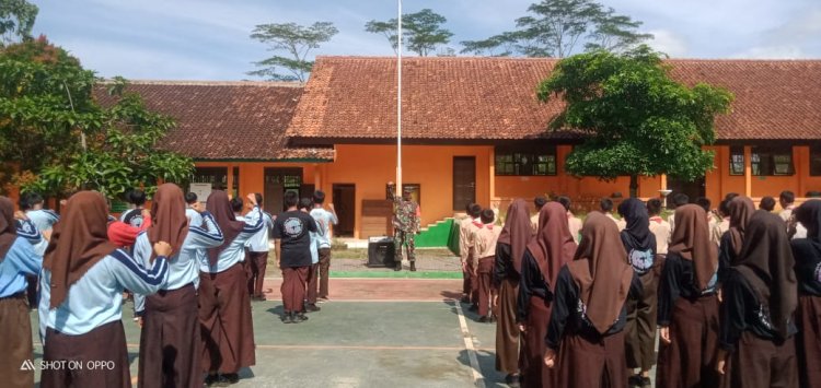 Pendidikan Karakter dan Kebangsaan oleh Babinsa di SMPN 3 Banjarnegara