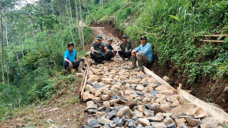 Babinsa Koramil Karangkobar Melakukan Komsos dengan Warga Dusun Gumelar