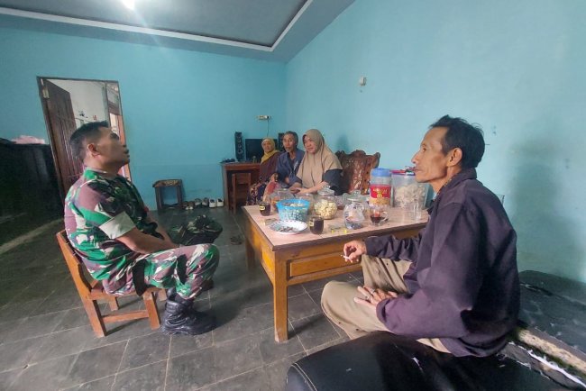 Babinsa Koramil 16 Pejawaran Komsos Dengan Tokoh Masyarakat 