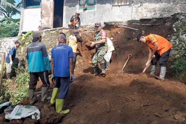 Terciptanya Sinergitas TNI Bersama Rakyat, Babinsa Kerja bakti Bantu Warga Pembuatan Benteng Rumah