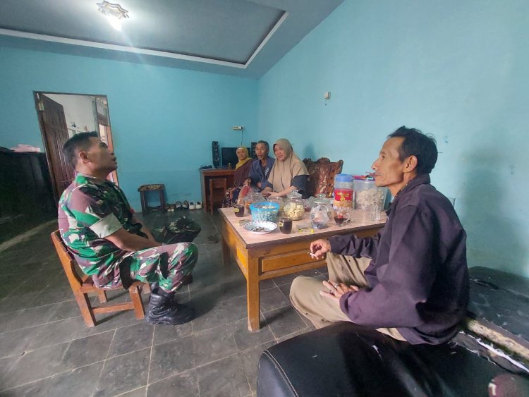 Babinsa Koramil 16 Pejawaran Komsos Dengan Tokoh Masyarakat 