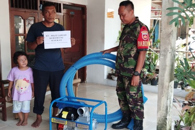 BABINSA IKUT SERTA DAMPINGI WARGA BINAAN DALAM RANGKA MENERIMA BANTUAN MESIN POMPA AIR