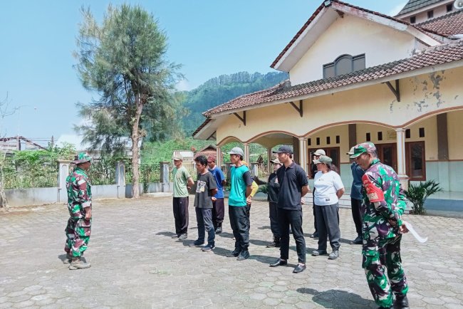 Babinsa Koramil 04/Karangkobar Latih PBB Dan Bela Negara Linmas Desa Purwodadi