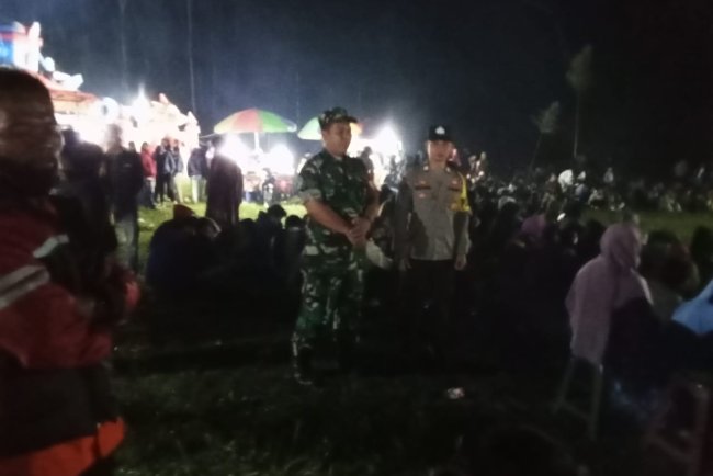 Babinsa Bersama Bhabinkamtibmas Karangkobar Pam Pentas Seni budaya Kuda Lumping