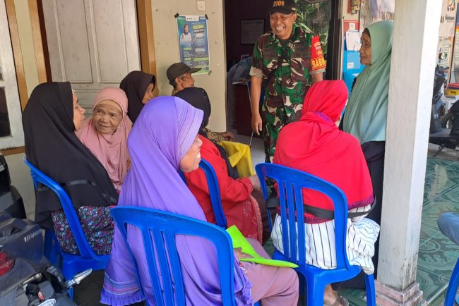 Yakinkan Bantuan Berjalan Aman dan Tertib, Babinsa Hadiri Pembagian BLT DD