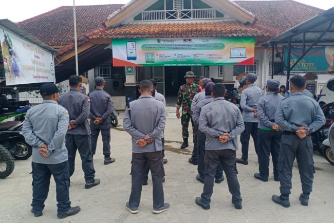 Babinsa Hadiri Kegiatan Penerimaan Personel Satlinmas Di Kecamatan Usai Melaksanakan Jambore