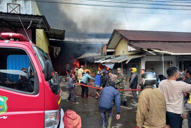 Pasar Terbakar, Koramil 04 Karangkobar Terjunkan Personil Babinsa Padamkan Api