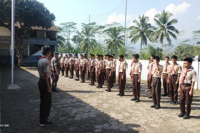 Babinsa Laksanakan Wawasan Kebangsaan Kepada Siswa MTS COKROAMINOTO MADUKARA 