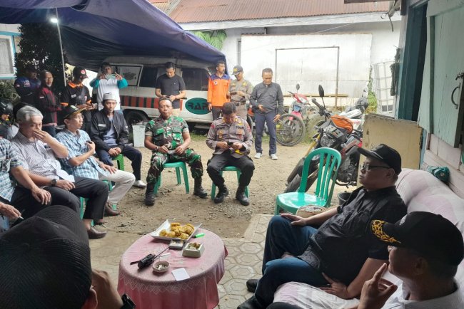 Danramil 04/Karangkobar Dampingi Pj.Bupati Banjarnegara Tinjau Pasar Karangkobar Pasca Kebakaran