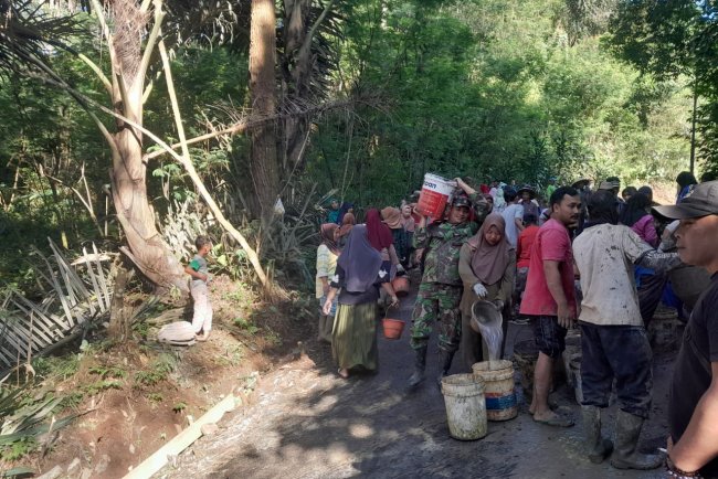 Manunggal Dengan Rakyat Babinsa Bantu Warga Kerja Bakti Pengecoran Jalan