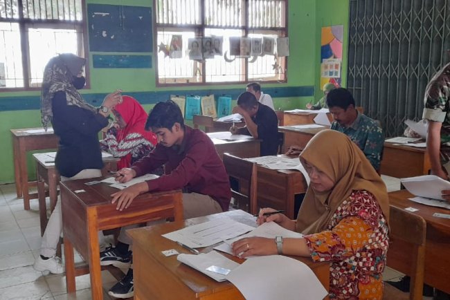 Sebanyak 43 Orang Calon PPS Jalani Tes Tertulis, Babinsa Melaksanakan Pengamanan dan Pemantauan