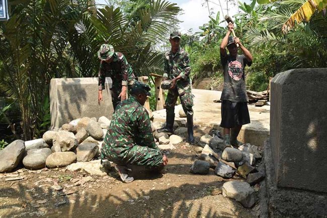 Misno Bantu Satgas TMMD Reguler ke-120 di Sijenggung